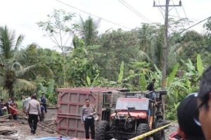 Truk Hantam Angkot di Purworejo